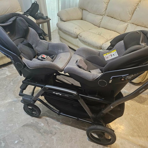 Twin stroller 3 in 1 with car seats like new