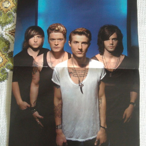 One Direction & Hot Chelle Rae poster like new, size 41.5x28