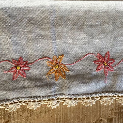 Handmade table runner with two napkins new, embroidered with lace