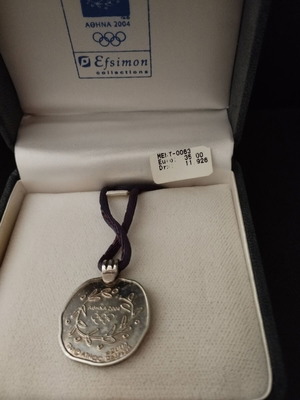 Ασημένιο συλλεκτικό κρεμαστό για τον λαιμό Αθήνα 2004 σαν καινούργιο, μπλε κορδόνι