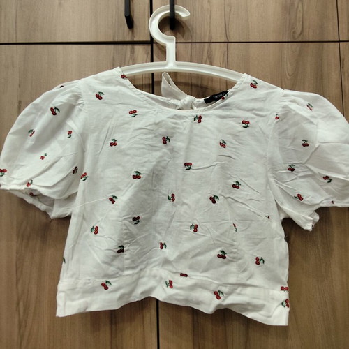 Forever 21 crop top with embroidered cherries, puff sleeves, size L