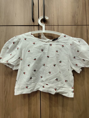 Forever 21 crop top with embroidered cherries, puff sleeves, size L