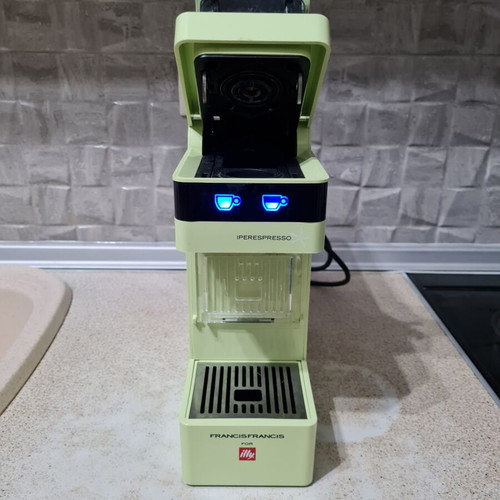 Illy Espresso Machine with 19bar Pressure Capsules new