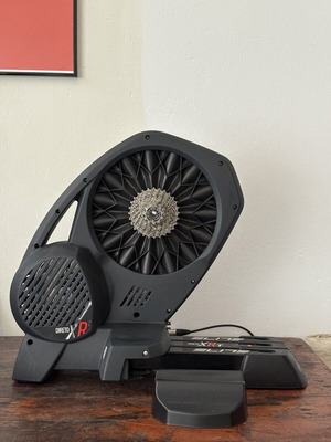 Elite Direto XRt trainer με κασέτα Shimano 105 και virtual shifter