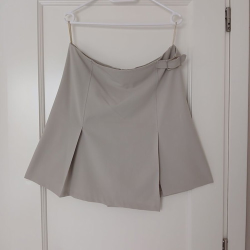 Toi&Moi beige skirt with left side slit, asymmetrical, like new, XL