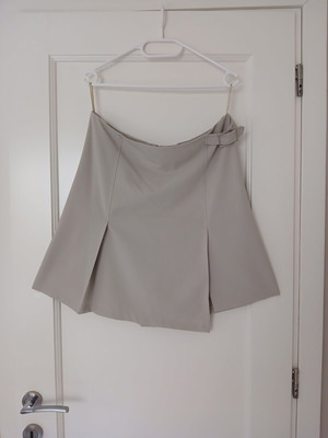 Toi&Moi beige skirt with left side slit, asymmetrical, like new, XL