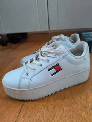 Tommy Hilfiger sneakers size 40, white