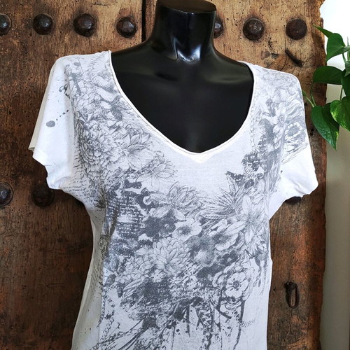 Sisley short-sleeve t-shirt like new with floral print and V-neck