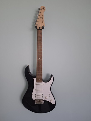 Yamaha Pacifica ηλεκτρική κιθάρα σετ με ενισχυτή και θήκη σαν καινούργιο