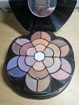 Makeup palette like new with 3 rows of eyeshadows and powder