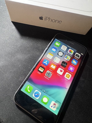 Apple iPhone 6 64GB silver with box and papers