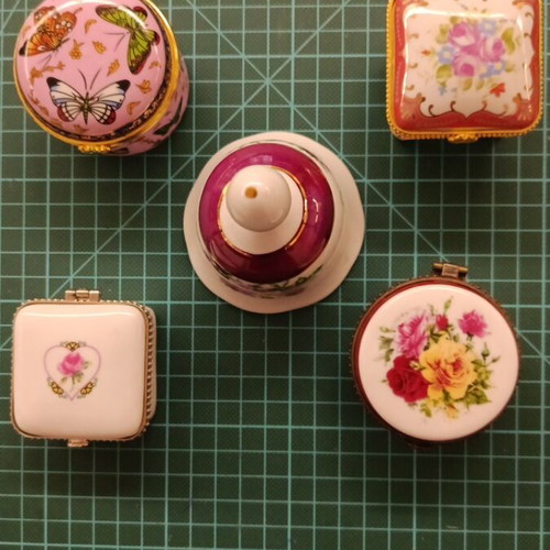 Porcelain miniatures new, 4 jewelry boxes and 1 bell