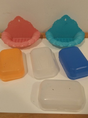 Plastic soap dishes set of 6 like new, travel and wall-mounted with shell design