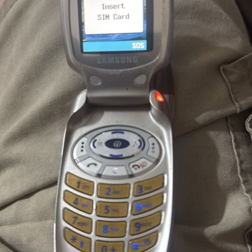 Samsung SGH-T100 flip phone used with cracked external screen