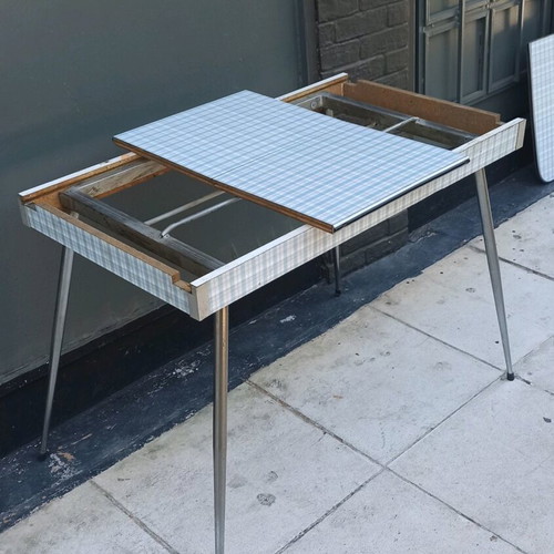 Formica dining table foldable with metal legs like new
