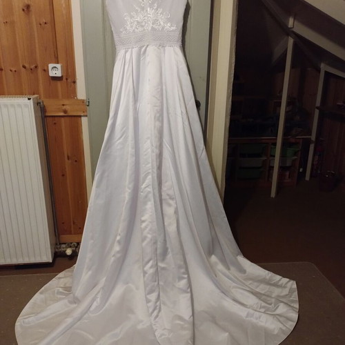 Wedding dress small, new, lace and satin train, romantic style