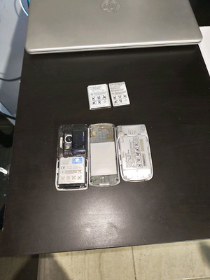 Παλιά συλλεκτικά κινητά μεταχειρισμένα, χωρίς καπάκι, με μπαταρία