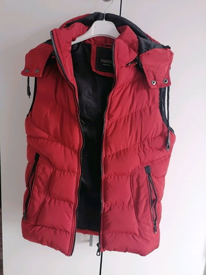 Red sleeveless jacket like new, size S-M