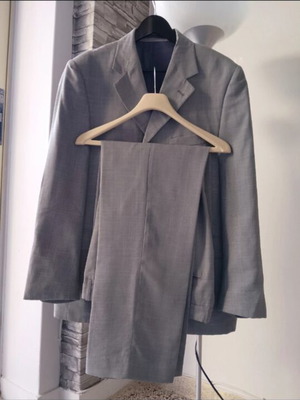 Prince Men's Collection gray suit like new, jacket 52, trousers 46