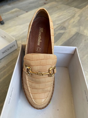 Loafers μέγεθος 38 μεταχειρισμένα, μπεζ, ελληνική εταιρία