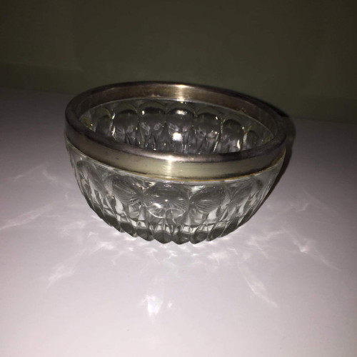 Crystal ashtray suitable for smokers