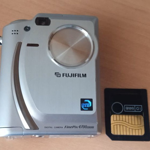 FujiFilm FinePix 4700z digital camera used with SanDisk cardReader