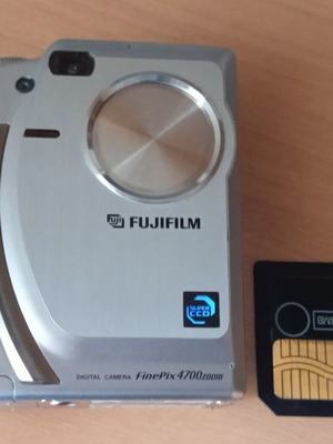FujiFilm FinePix 4700z digital camera used with SanDisk cardReader