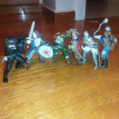 Figures of warriors, dragons and monsters used