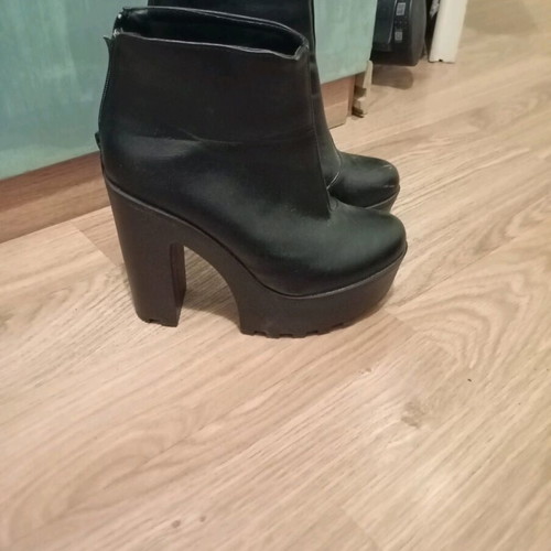 Boots with heel black like new