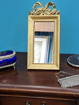 Μικρός επιτραπέζιος καθρέφτης με επιχρυσωμένη κορνίζα