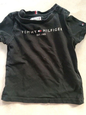 Tommy Hilfiger бебешка тениска със копчета на рамото в черно, размер 86