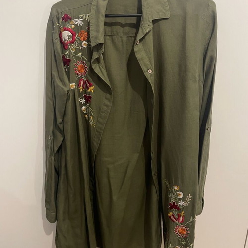 Stradivarius shirt with embroidery green like new