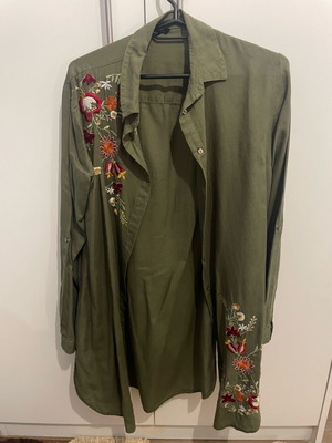 Stradivarius shirt with embroidery green like new