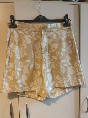 Benetton cotton shorts like new, size M, white beige