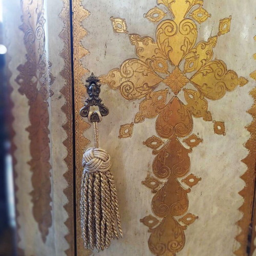 Classic corner cabinet with Florentine decorative motifs