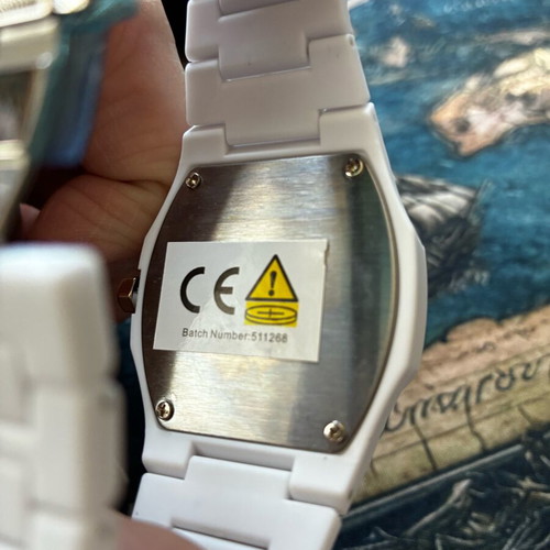 Unisex quartz watch new, modern, white