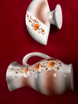 Pitcher and napkin holder like new
