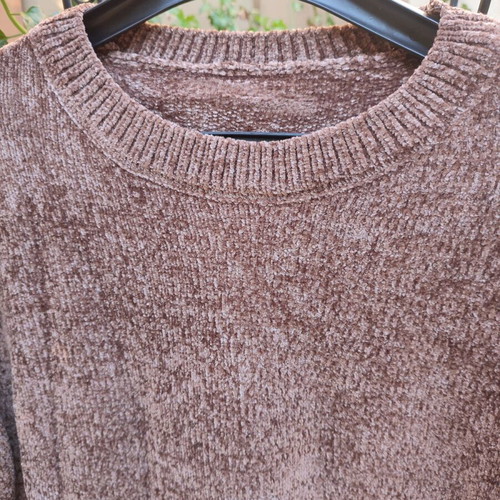 Chenille sweater with neckline new, one size, brown