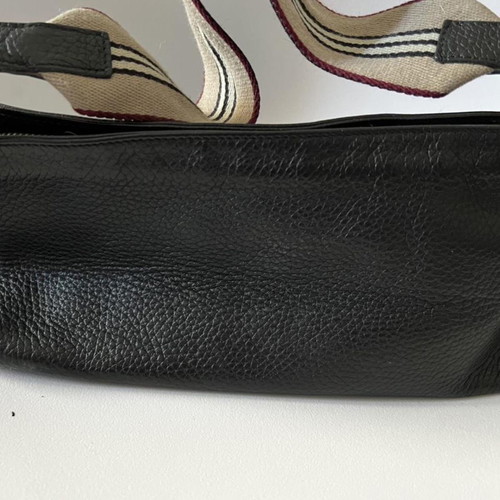 Burberry shoulder bag used with leather and sporty strap