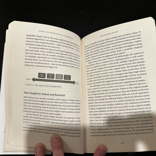 Noise: A Flaw in Human Judgment by Daniel Kahneman new, Greek language