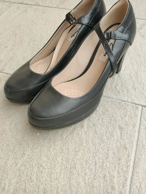 Clarks pumps new with anatomical insole, stable heel, strap size 38 black