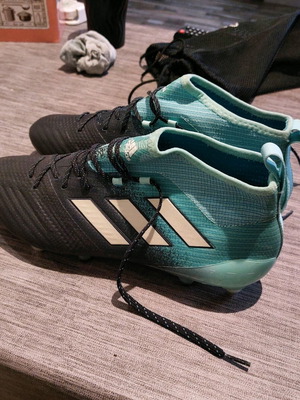 Футболни обувки Adidas нови за трева, номер 44 1/2