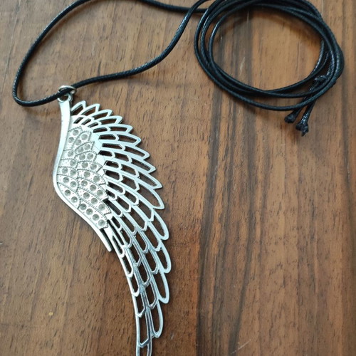 Long feather necklace used