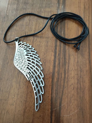 Long feather necklace used