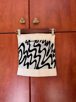 Monki knit top with abstract design like new, size S