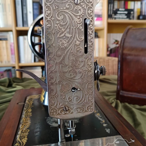 Singer Antique Sewing Machine used, 120 years old, collectible