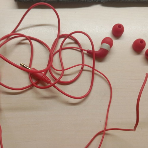 Wired headphones with replacement ear tips