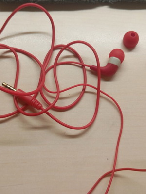 Wired headphones with replacement ear tips