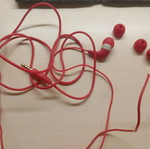 Wired headphones with replacement ear tips