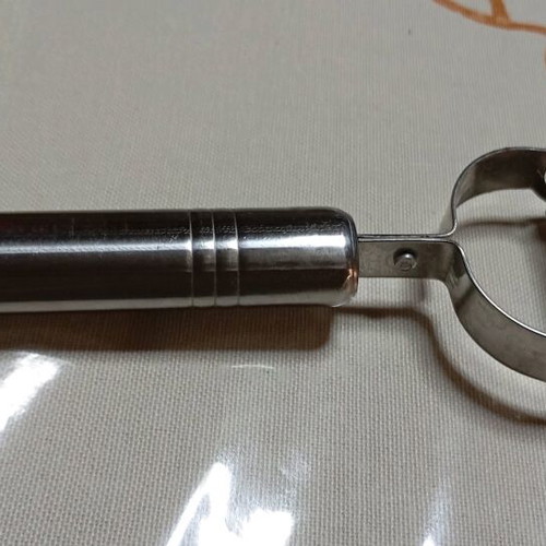 Kitchen tool new for finely sliced vegetables and peeling